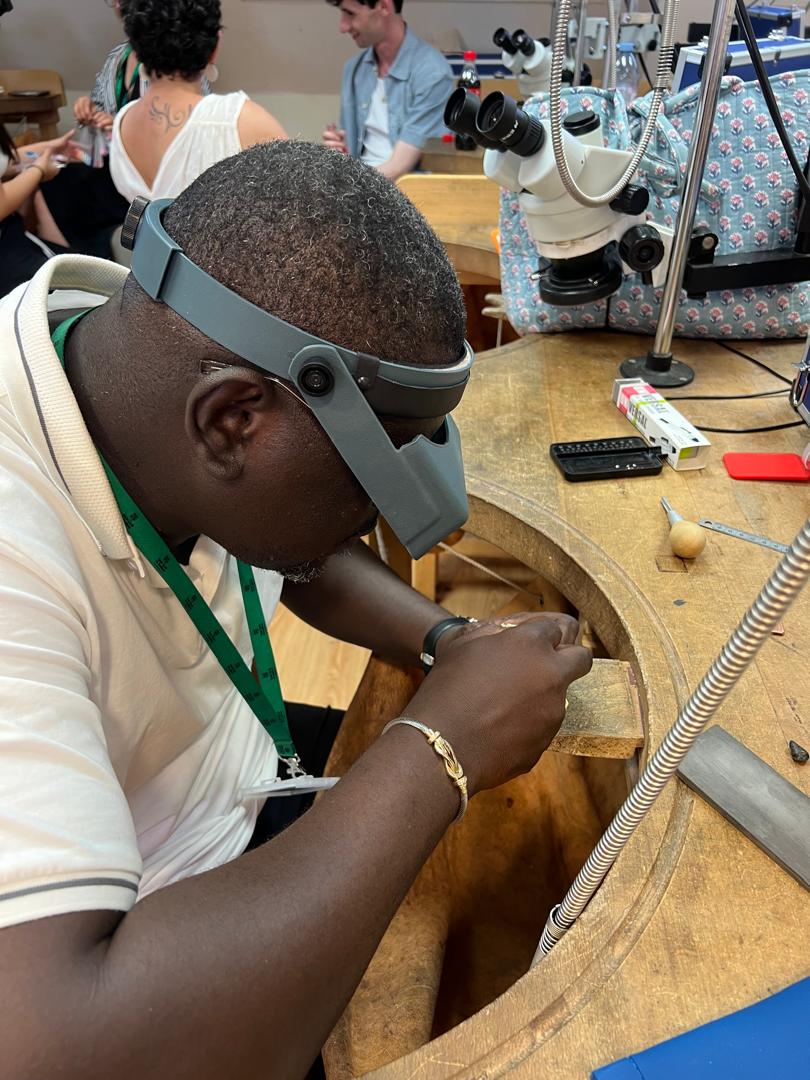 Bayemor Sall en pleine conception d'un bijou (1)