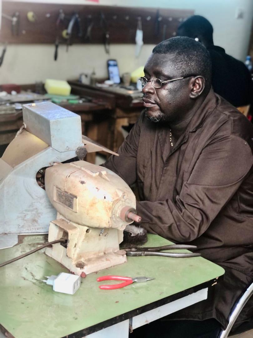Bayemor Sall en pleine conception d'un bijou (2)